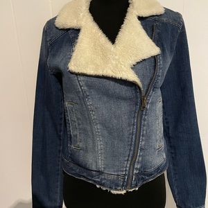 Denim jacket with faux fur trim. Mossimo brand. Size medium. Zipper front.